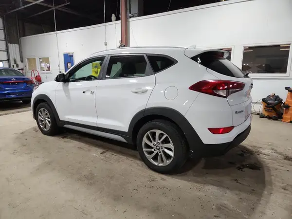 KM8J3CA42JU671951 2018 HYUNDAI TUCSON - Image 2