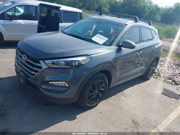 KM8J3CA42JU682593 2018 HYUNDAI TUCSON - Image 2