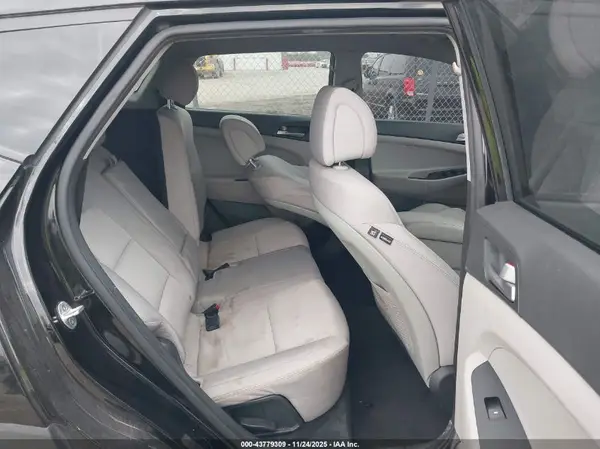 KM8J3CA42JU700400 2018 HYUNDAI TUCSON - Image 8
