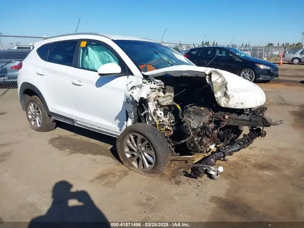 KM8J3CA42JU708190 2018 HYUNDAI TUCSON - Image 1