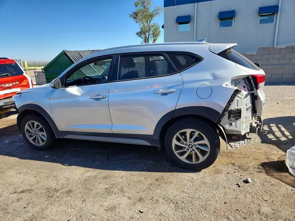 KM8J3CA42JU719707 2018 HYUNDAI TUCSON - Image 2