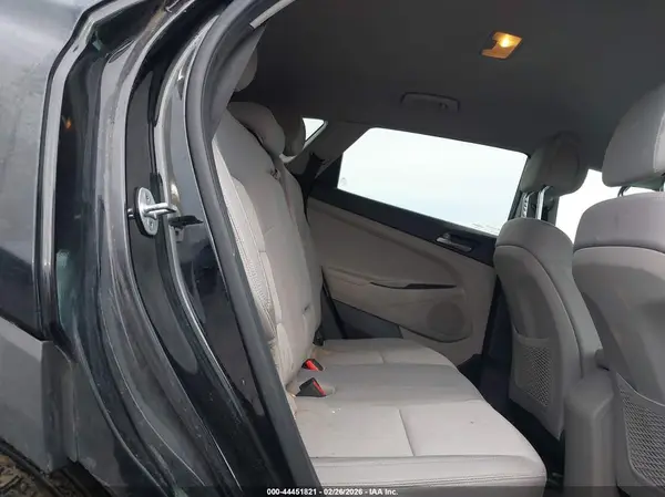 KM8J3CA42JU746762 2018 HYUNDAI TUCSON - Image 8