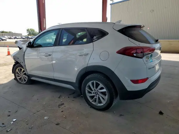 KM8J3CA42JU748205 2018 HYUNDAI TUCSON - Image 2