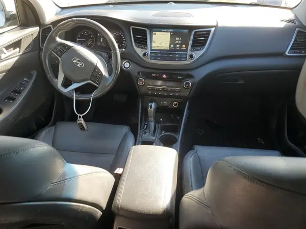 KM8J3CA43HU307256 2017 HYUNDAI TUCSON - Image 8