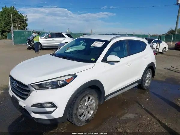 KM8J3CA43JU612228 2018 HYUNDAI TUCSON - Image 2