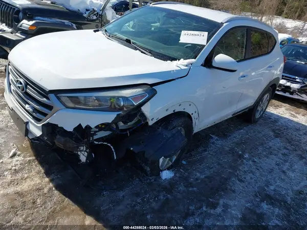 KM8J3CA43JU615596 2018 HYUNDAI TUCSON - Image 2