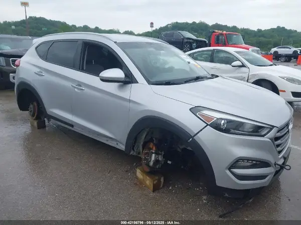 KM8J3CA43JU717402 2018 HYUNDAI TUCSON - Image 1