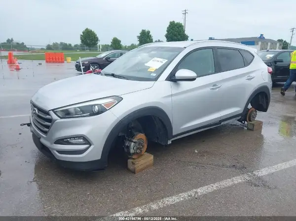 KM8J3CA43JU717402 2018 HYUNDAI TUCSON - Image 2