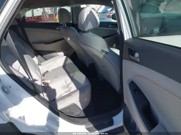 KM8J3CA43JU766020 2018 HYUNDAI TUCSON - Image 8