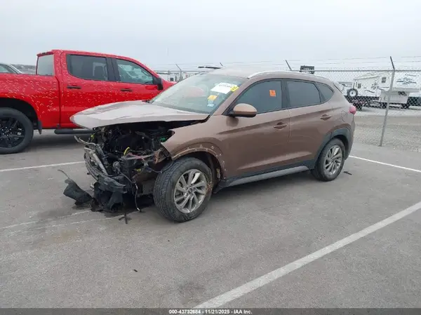 KM8J3CA44HU318105 2017 HYUNDAI TUCSON - Image 2