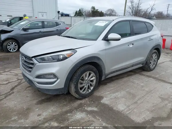 KM8J3CA44JU608205 2018 HYUNDAI TUCSON - Image 2