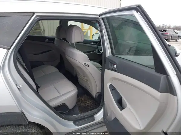 KM8J3CA44JU608205 2018 HYUNDAI TUCSON - Image 8