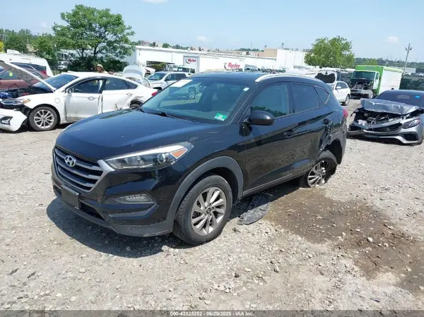 KM8J3CA44JU615557 2018 HYUNDAI TUCSON - Image 2