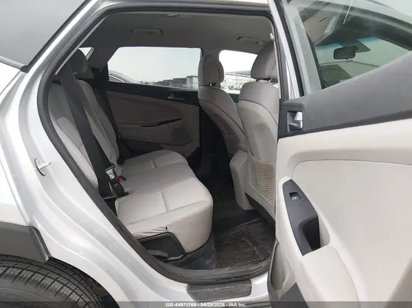 KM8J3CA44JU648297 2018 HYUNDAI TUCSON - Image 8
