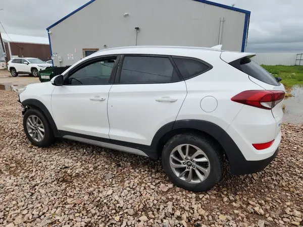 KM8J3CA44JU684295 2018 HYUNDAI TUCSON - Image 2