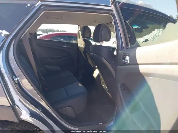 KM8J3CA44JU707610 2018 HYUNDAI TUCSON - Image 8