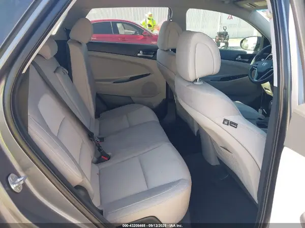 KM8J3CA44JU732815 2018 HYUNDAI TUCSON - Image 8