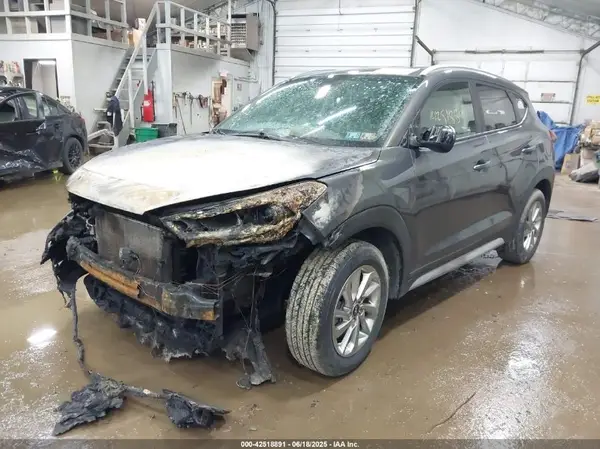 KM8J3CA44JU746455 2018 HYUNDAI TUCSON - Image 2