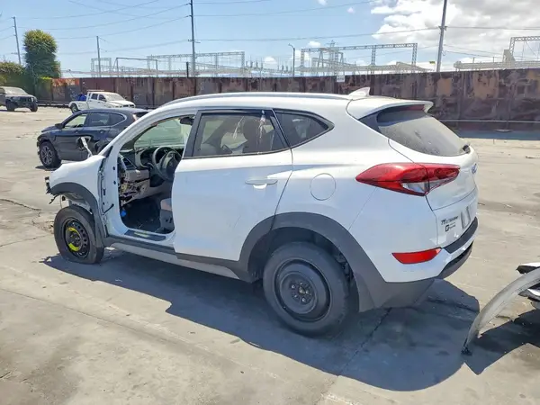 KM8J3CA44JU773591 2018 HYUNDAI TUCSON - Image 2