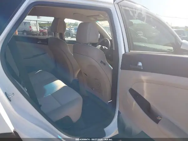 KM8J3CA45HU551524 2017 HYUNDAI TUCSON - Image 8