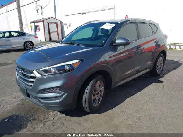 KM8J3CA45JU597005 2018 HYUNDAI TUCSON - Image 2
