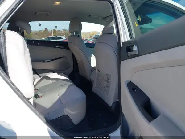 KM8J3CA45JU606446 2018 HYUNDAI TUCSON - Image 8