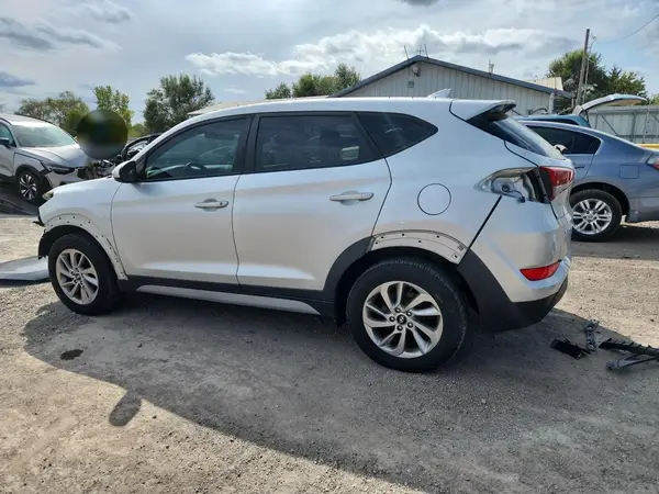 KM8J3CA45JU613395 2018 HYUNDAI TUCSON - Image 2