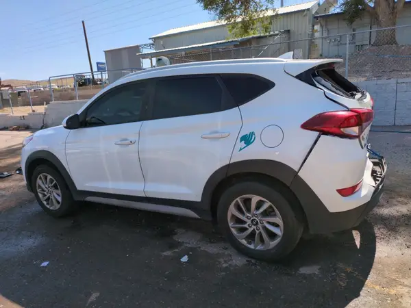 KM8J3CA45JU620217 2018 HYUNDAI TUCSON - Image 2