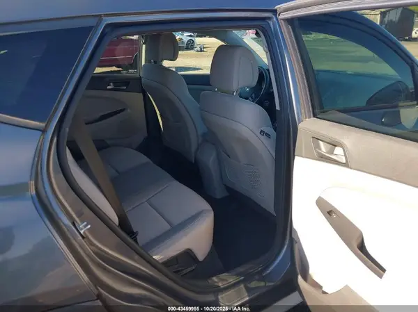KM8J3CA45JU641472 2018 HYUNDAI TUCSON - Image 8