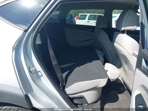 KM8J3CA45JU646526 2018 HYUNDAI TUCSON - Image 8