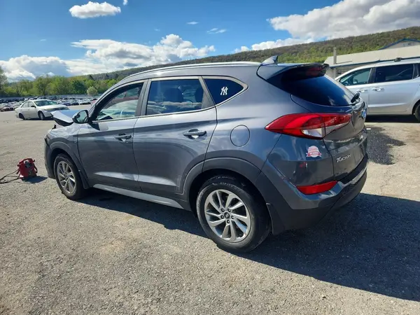 KM8J3CA45JU651953 2018 HYUNDAI TUCSON - Image 2
