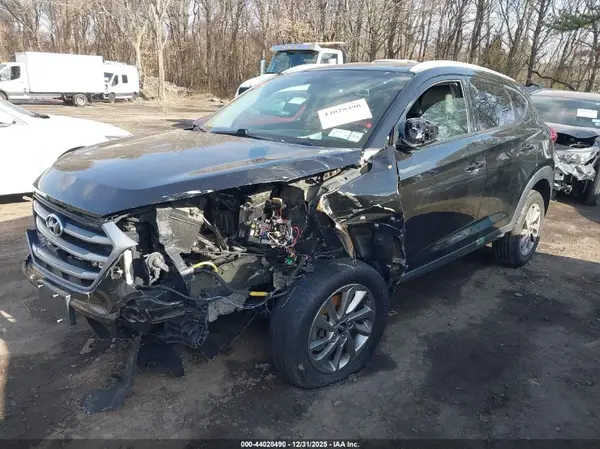 KM8J3CA45JU662810 2018 HYUNDAI TUCSON - Image 2