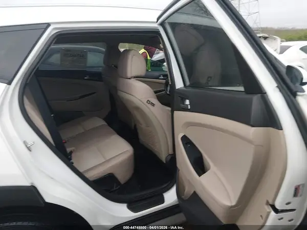 KM8J3CA45JU675007 2018 HYUNDAI TUCSON - Image 8