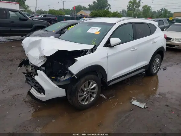 KM8J3CA45JU676626 2018 HYUNDAI TUCSON - Image 2