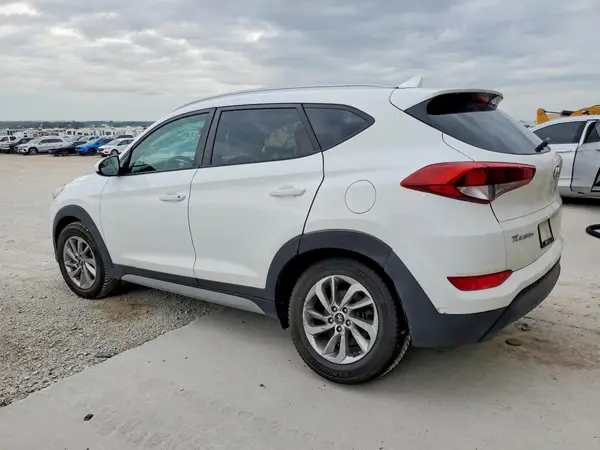 KM8J3CA45JU721225 2018 HYUNDAI TUCSON - Image 2
