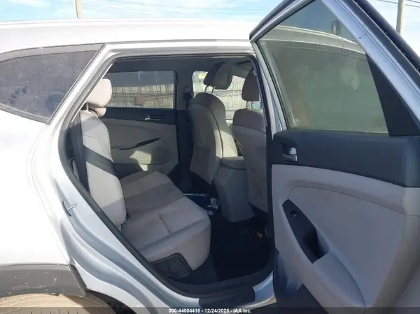 KM8J3CA45JU771252 2018 HYUNDAI TUCSON - Image 8