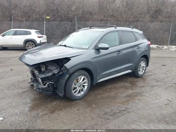 KM8J3CA45JU824127 2018 HYUNDAI TUCSON - Image 2