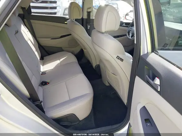 KM8J3CA46JU654697 2018 HYUNDAI TUCSON - Image 8