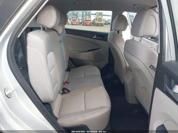 KM8J3CA46JU696996 2018 HYUNDAI TUCSON - Image 8