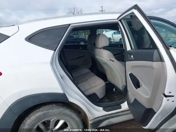 KM8J3CA46JU702862 2018 HYUNDAI TUCSON - Image 8