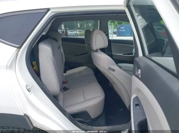 KM8J3CA46JU748143 2018 HYUNDAI TUCSON - Image 8