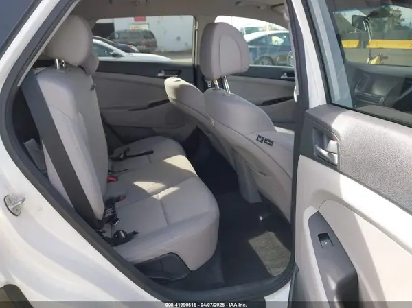KM8J3CA46JU758400 2018 HYUNDAI TUCSON - Image 8
