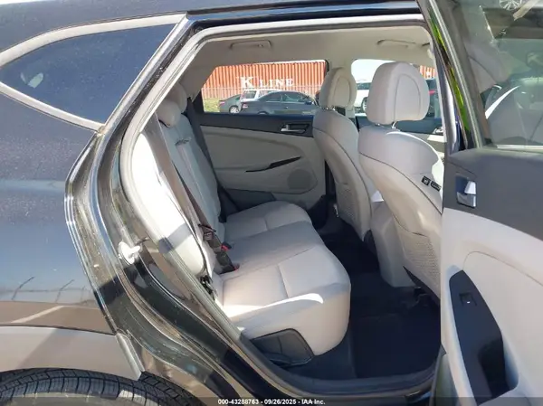 KM8J3CA47HU419588 2017 HYUNDAI TUCSON - Image 8