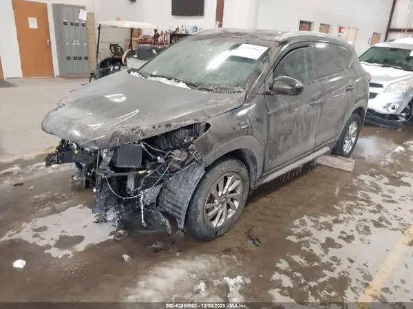 KM8J3CA47JU643062 2018 HYUNDAI TUCSON - Image 2
