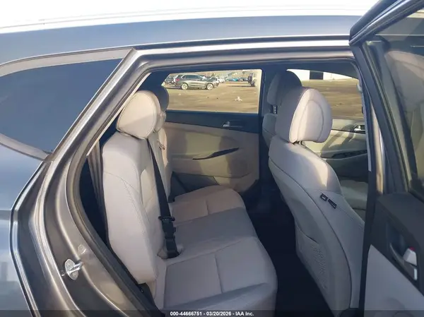 KM8J3CA47JU668446 2018 HYUNDAI TUCSON - Image 8