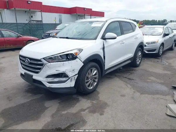 KM8J3CA47JU670620 2018 HYUNDAI TUCSON - Image 2