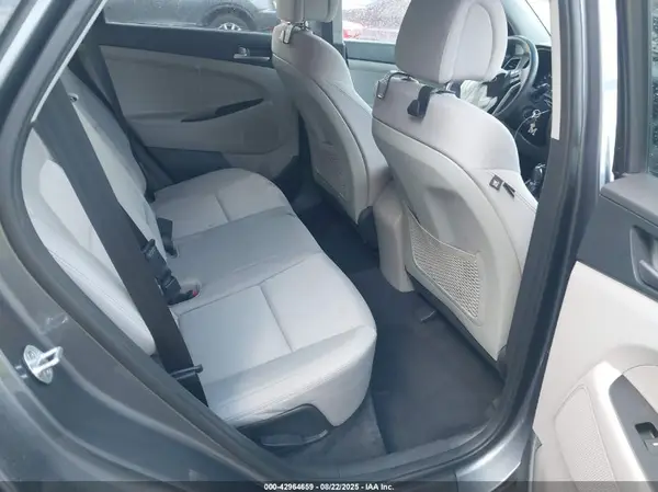 KM8J3CA47JU683738 2018 HYUNDAI TUCSON - Image 8