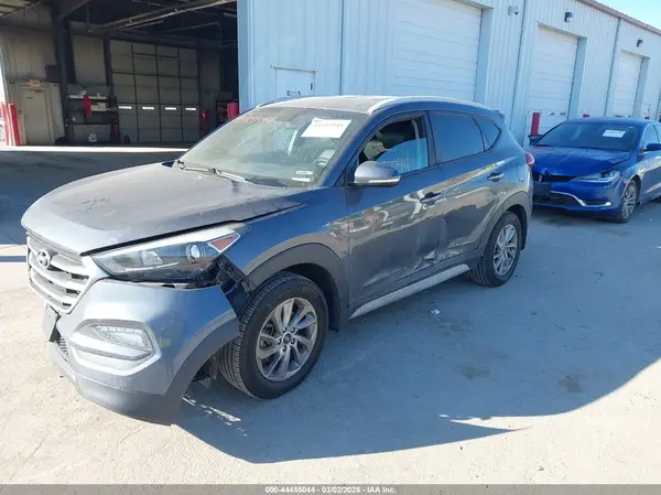 KM8J3CA47JU735157 2018 HYUNDAI TUCSON - Image 2