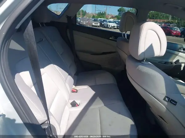 KM8J3CA47JU756140 2018 HYUNDAI TUCSON - Image 8