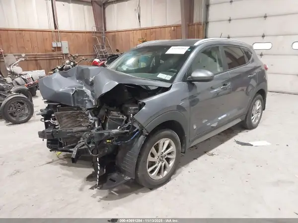 KM8J3CA48HU345422 2017 HYUNDAI TUCSON - Image 2